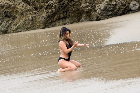 Ally Brooke (Fifth Harmony) surprise en plein tournage du clip de la chanson "All In My Head" (feat. Fetty Wap) sur la plage de Malibu. Los Angeles, le 17 mai 2016.