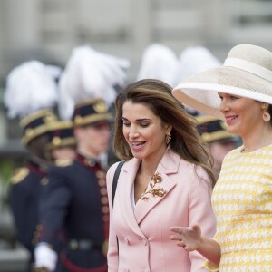 Le roi Abdallah II et la reine Rania de Jordanie sont accueillis au Palais Royal par le roi Philippe et la reine Mathilde de Belgique, pour une réception, à l'occasion d'une visite d'état de trois jours en Belgique. Bruxelles, 18 mai 2016.