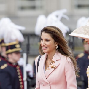 Le roi Abdallah II et la reine Rania de Jordanie sont accueillis au Palais Royal par le roi Philippe et la reine Mathilde de Belgique, pour une réception, à l'occasion d'une visite d'état de trois jours en Belgique. Bruxelles, 18 mai 2016.