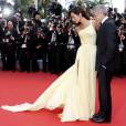 George Clooney et sa femme Amal Alamuddin Clooney, habillée d'une robe haute couture Atelier Versace et de bijoux Cartier - Descente des marches du film "Money Monster" lors du 69ème Festival International du Film de Cannes. Le 12 mai 2016. © Dominique Jacovides- Cyril Moreau/Bestimage