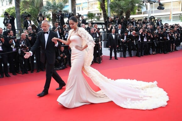 Sonam Kapoor, habillée d'une robe en crêpe de soie et d'une cape en organza de soie Ralph & Russo - Montée des marches du film "Loving" lors du 69ème Festival International du Film de Cannes. Le 16 mai 2016. © Borde-Jacovides-Moreau/Bestimage