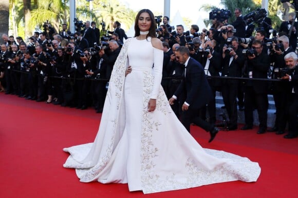 Sonam Kapoor, habillée d'une robe Ralph & Russo - Montée des marches du film "Mal de pierres" lors du 69ème Festival International du Film de Cannes. Le 15 mai 2016. © Borde-Jacovides-Moreau/Bestimage