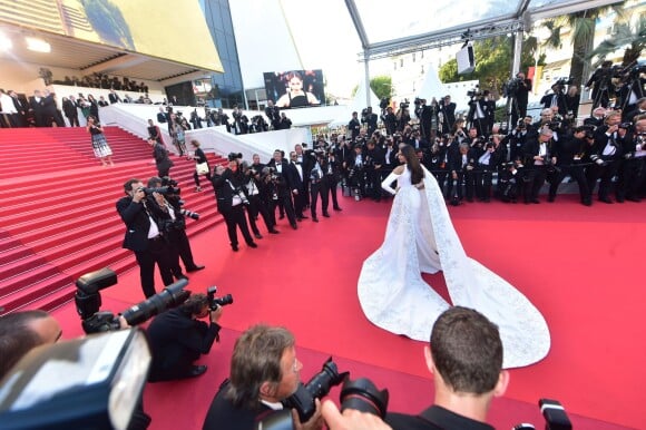 Sonam Kapoor, habillée d'une robe Ralph & Russo - Montée des marches du film "Mal de pierres" lors du 69ème Festival International du Film de Cannes. Le 15 mai 2016. ©Giancarlo Gorassini/Bestimage