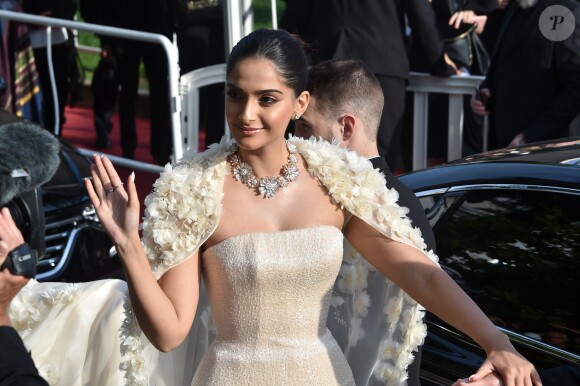 Sonam Kapoor, vêtue de bijoux Bulgari - Arrivées à la montée des marches du film "Loving" lors du 69ème Festival International du Film de Cannes. Le 16 mai 2016.