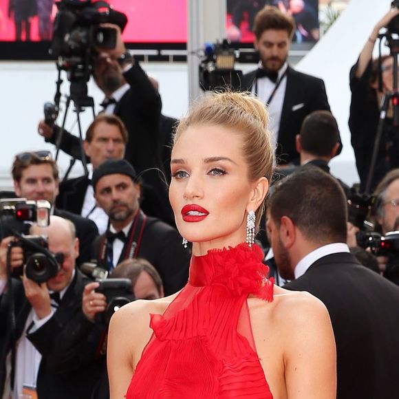 Rosie Huntington-Whiteley, habillée d'une robe et de sandales Alexandre Vauthier (collection haute couture printemps-été 2016) - Montée des marches du film "La fille inconnue" lors du 69ème Festival International du Film de Cannes. Le 18 mai 2016. © Borde-Jacovides-Moreau/Bestimage