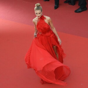 Rosie Huntington-Whiteley, habillée d'une robe et de sandales Alexandre Vauthier (collection haute couture printemps-été 2016) - Montée des marches du film "La fille inconnue" lors du 69ème Festival International du Film de Cannes. Le 18 mai 2016. © Borde-Jacovides-Moreau/Bestimage