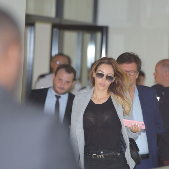 Nabilla Benat­tia compa­raît devant le tribu­nal correc­tion­nel de Nanterre, suite à la fameuse affaire du coup de couteau sur son conjoint, Thomas Vergara le 19 mai 2016. La jeune femme est accusée d'avoir poignardé son compagnon Thomas Vergara à la suite d'une dispute et risque jusqu'à 7 ans de prison.
