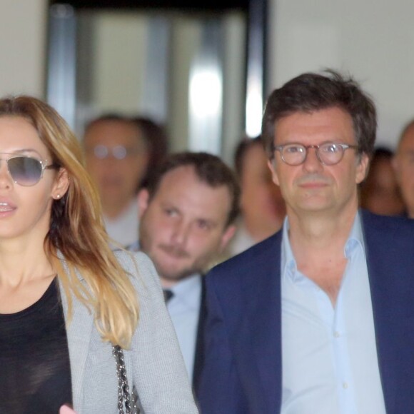 Nabilla Benat­tia compa­raît devant le tribu­nal correc­tion­nel de Nanterre, suite à la fameuse affaire du coup de couteau sur son conjoint, Thomas Vergara le 19 mai 2016. La jeune femme est accusée d'avoir poignardé son compagnon Thomas Vergara à la suite d'une dispute et risque jusqu'à 7 ans de prison.