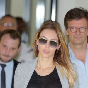 Nabilla Benat­tia compa­raît devant le tribu­nal correc­tion­nel de Nanterre, suite à la fameuse affaire du coup de couteau sur son conjoint, Thomas Vergara le 19 mai 2016. La jeune femme est accusée d'avoir poignardé son compagnon Thomas Vergara à la suite d'une dispute et risque jusqu'à 7 ans de prison.
