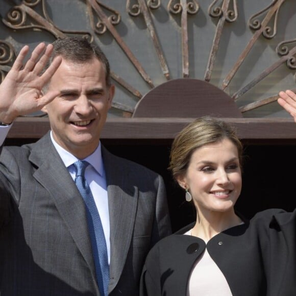 La reine Letizia et le roi Felipe VI d'Espagne en visite à Villanueva de los Infantes en Castille - La Manche le 18 mai 2016 dans le cadre des commémorations des 400 ans de la mort de Cervantes.