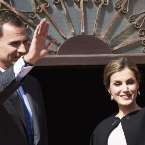 La reine Letizia et le roi Felipe VI d'Espagne en visite à Villanueva de los Infantes en Castille - La Manche le 18 mai 2016 dans le cadre des commémorations des 400 ans de la mort de Cervantes.