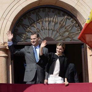 La reine Letizia et le roi Felipe VI d'Espagne en visite à Villanueva de los Infantes en Castille - La Manche le 18 mai 2016 dans le cadre des commémorations des 400 ans de la mort de Cervantes.