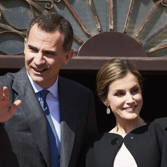 La reine Letizia et le roi Felipe VI d'Espagne en visite à Villanueva de los Infantes en Castille - La Manche le 18 mai 2016 dans le cadre des commémorations des 400 ans de la mort de Cervantes.