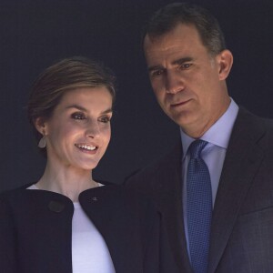 La reine Letizia et le roi Felipe VI d'Espagne en visite à Villanueva de los Infantes en Castille - La Manche le 18 mai 2016 dans le cadre des commémorations des 400 ans de la mort de Cervantes.