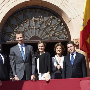 La reine Letizia et le roi Felipe VI d'Espagne en visite à Villanueva de los Infantes en Castille - La Manche le 18 mai 2016 dans le cadre des commémorations des 400 ans de la mort de Cervantes.