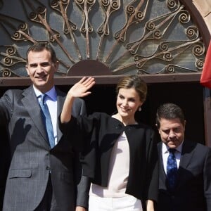 La reine Letizia et le roi Felipe VI d'Espagne en visite à Villanueva de los Infantes en Castille - La Manche le 18 mai 2016 dans le cadre des commémorations des 400 ans de la mort de Cervantes.