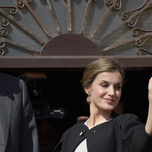 La reine Letizia et le roi Felipe VI d'Espagne en visite à Villanueva de los Infantes en Castille - La Manche le 18 mai 2016 dans le cadre des commémorations des 400 ans de la mort de Cervantes.