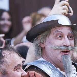 La reine Letizia d'Espagne face à un Don Quichotte et son fidèle Sancho Panza en visite à Villanueva de los Infantes en Castille-La Manche le 18 mai 2016 dans le cadre des commémorations des 400 ans de la mort de Cervantes.