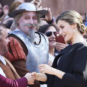 La reine Letizia d'Espagne face à un Don Quichotte et son fidèle Sancho Panza en visite à Villanueva de los Infantes en Castille-La Manche le 18 mai 2016 dans le cadre des commémorations des 400 ans de la mort de Cervantes.