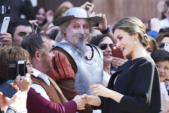 La reine Letizia d'Espagne face à un Don Quichotte et son fidèle Sancho Panza en visite à Villanueva de los Infantes en Castille-La Manche le 18 mai 2016 dans le cadre des commémorations des 400 ans de la mort de Cervantes.