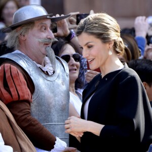 La reine Letizia et le roi Felipe VI d'Espagne en visite à Villanueva de los Infantes en Castille - La Manche le 18 mai 2016 dans le cadre des commémorations des 400 ans de la mort de Cervantes.