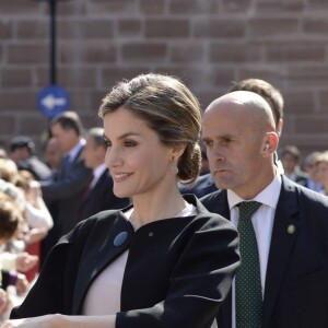 La reine Letizia et le roi Felipe VI d'Espagne en visite à Villanueva de los Infantes en Castille - La Manche le 18 mai 2016 dans le cadre des commémorations des 400 ans de la mort de Cervantes.