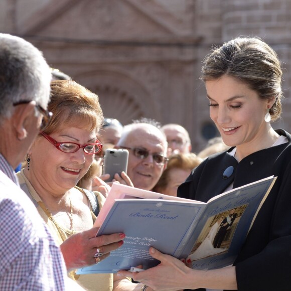 La reine Letizia et le roi Felipe VI d'Espagne en visite à Villanueva de los Infantes en Castille - La Manche le 18 mai 2016 dans le cadre des commémorations des 400 ans de la mort de Cervantes.