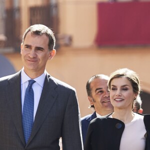 La reine Letizia et le roi Felipe VI d'Espagne en visite à Villanueva de los Infantes en Castille - La Manche le 18 mai 2016 dans le cadre des commémorations des 400 ans de la mort de Cervantes.