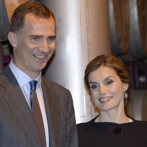 La reine Letizia et le roi Felipe VI ont visité Tomelloso et sa fameuse coopérative vinicole Virgen de las Viñas le 18 mai 2016 dans le cadre des commémorations des 400 ans de la mort de Cervantes.
Le roi Felipe et la reine Letizia visitent la coopérative " de Tomelloso" à Cludad Real le 18 mai 2016. Ensuite ils visitent le village de Tomelioso pour le 4ème centenaire de la mort de Cervantes Felipe and Letizia of Spain visit the 'Virgen de las Vinas' wine cellar during a visit to the village of Tomelloso. Spanish Royals visit the village of Tomelloso in occasion of the IV Centennary of the death of Miguel de Cervantes. May 18, 201618/05/2016 -