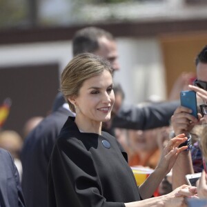 La reine Letizia et le roi Felipe VI ont visité Tomelloso et sa fameuse coopérative vinicole Virgen de las Viñas le 18 mai 2016 dans le cadre des commémorations des 400 ans de la mort de Cervantes.
Le roi Felipe et la reine Letizia visitent la coopérative " de Tomelloso" à Cludad Real le 18 mai 2016. Ensuite ils visitent le village de Tomelioso pour le 4ème centenaire de la mort de Cervantes Felipe and Letizia of Spain visit the 'Virgen de las Vinas' wine cellar during a visit to the village of Tomelloso. Spanish Royals visit the village of Tomelloso in occasion of the IV Centennary of the death of Miguel de Cervantes. May 18, 201618/05/2016 -