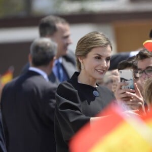 La reine Letizia et le roi Felipe VI ont visité Tomelloso et sa fameuse coopérative vinicole Virgen de las Viñas le 18 mai 2016 dans le cadre des commémorations des 400 ans de la mort de Cervantes.
Le roi Felipe et la reine Letizia visitent la coopérative " de Tomelloso" à Cludad Real le 18 mai 2016. Ensuite ils visitent le village de Tomelioso pour le 4ème centenaire de la mort de Cervantes Felipe and Letizia of Spain visit the 'Virgen de las Vinas' wine cellar during a visit to the village of Tomelloso. Spanish Royals visit the village of Tomelloso in occasion of the IV Centennary of the death of Miguel de Cervantes. May 18, 201618/05/2016 -