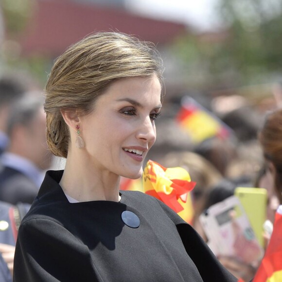 La reine Letizia et le roi Felipe VI ont visité Tomelloso et sa fameuse coopérative vinicole Virgen de las Viñas le 18 mai 2016 dans le cadre des commémorations des 400 ans de la mort de Cervantes.
Le roi Felipe et la reine Letizia visitent la coopérative " de Tomelloso" à Cludad Real le 18 mai 2016. Ensuite ils visitent le village de Tomelioso pour le 4ème centenaire de la mort de Cervantes Felipe and Letizia of Spain visit the 'Virgen de las Vinas' wine cellar during a visit to the village of Tomelloso. Spanish Royals visit the village of Tomelloso in occasion of the IV Centennary of the death of Miguel de Cervantes. May 18, 201618/05/2016 -