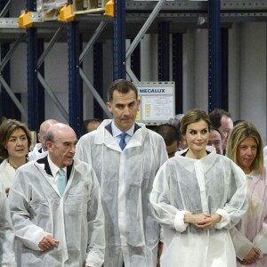 La reine Letizia et le roi Felipe VI ont visité Tomelloso et sa fameuse coopérative vinicole Virgen de las Viñas le 18 mai 2016 dans le cadre des commémorations des 400 ans de la mort de Cervantes.
Le roi Felipe et la reine Letizia visitent la coopérative " de Tomelloso" à Cludad Real le 18 mai 2016. Ensuite ils visitent le village de Tomelioso pour le 4ème centenaire de la mort de Cervantes Felipe and Letizia of Spain visit the 'Virgen de las Vinas' wine cellar during a visit to the village of Tomelloso. Spanish Royals visit the village of Tomelloso in occasion of the IV Centennary of the death of Miguel de Cervantes. May 18, 201618/05/2016 -