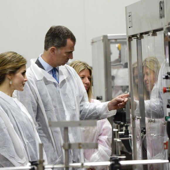 La reine Letizia et le roi Felipe VI ont visité Tomelloso et sa fameuse coopérative vinicole Virgen de las Viñas le 18 mai 2016 dans le cadre des commémorations des 400 ans de la mort de Cervantes.
Le roi Felipe et la reine Letizia visitent la coopérative " de Tomelloso" à Cludad Real le 18 mai 2016. Ensuite ils visitent le village de Tomelioso pour le 4ème centenaire de la mort de Cervantes Felipe and Letizia of Spain visit the 'Virgen de las Vinas' wine cellar during a visit to the village of Tomelloso. Spanish Royals visit the village of Tomelloso in occasion of the IV Centennary of the death of Miguel de Cervantes. May 18, 201618/05/2016 -