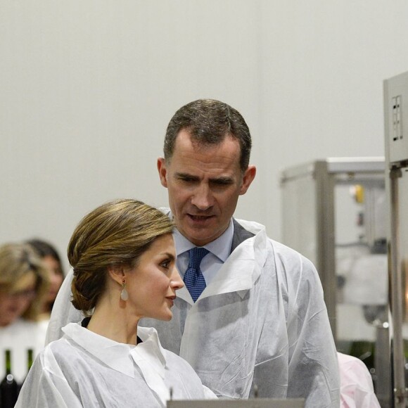 La reine Letizia et le roi Felipe VI ont visité Tomelloso et sa fameuse coopérative vinicole Virgen de las Viñas le 18 mai 2016 dans le cadre des commémorations des 400 ans de la mort de Cervantes.
Le roi Felipe et la reine Letizia visitent la coopérative " de Tomelloso" à Cludad Real le 18 mai 2016. Ensuite ils visitent le village de Tomelioso pour le 4ème centenaire de la mort de Cervantes Felipe and Letizia of Spain visit the 'Virgen de las Vinas' wine cellar during a visit to the village of Tomelloso. Spanish Royals visit the village of Tomelloso in occasion of the IV Centennary of the death of Miguel de Cervantes. May 18, 201618/05/2016 -