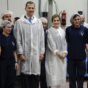 La reine Letizia et le roi Felipe VI ont visité Tomelloso et sa fameuse coopérative vinicole Virgen de las Viñas le 18 mai 2016 dans le cadre des commémorations des 400 ans de la mort de Cervantes.
Le roi Felipe et la reine Letizia visitent la coopérative " de Tomelloso" à Cludad Real le 18 mai 2016. Ensuite ils visitent le village de Tomelioso pour le 4ème centenaire de la mort de Cervantes Felipe and Letizia of Spain visit the 'Virgen de las Vinas' wine cellar during a visit to the village of Tomelloso. Spanish Royals visit the village of Tomelloso in occasion of the IV Centennary of the death of Miguel de Cervantes. May 18, 201618/05/2016 -