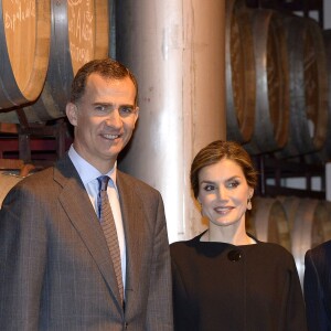 La reine Letizia et le roi Felipe VI ont visité Tomelloso et sa fameuse coopérative vinicole Virgen de las Viñas le 18 mai 2016 dans le cadre des commémorations des 400 ans de la mort de Cervantes.
Le roi Felipe et la reine Letizia visitent la coopérative " de Tomelloso" à Cludad Real le 18 mai 2016. Ensuite ils visitent le village de Tomelioso pour le 4ème centenaire de la mort de Cervantes Felipe and Letizia of Spain visit the 'Virgen de las Vinas' wine cellar during a visit to the village of Tomelloso. Spanish Royals visit the village of Tomelloso in occasion of the IV Centennary of the death of Miguel de Cervantes. May 18, 201618/05/2016 -