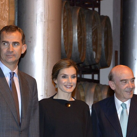 La reine Letizia et le roi Felipe VI ont visité Tomelloso et sa fameuse coopérative vinicole Virgen de las Viñas le 18 mai 2016 dans le cadre des commémorations des 400 ans de la mort de Cervantes.
Le roi Felipe et la reine Letizia visitent la coopérative " de Tomelloso" à Cludad Real le 18 mai 2016. Ensuite ils visitent le village de Tomelioso pour le 4ème centenaire de la mort de Cervantes Felipe and Letizia of Spain visit the 'Virgen de las Vinas' wine cellar during a visit to the village of Tomelloso. Spanish Royals visit the village of Tomelloso in occasion of the IV Centennary of the death of Miguel de Cervantes. May 18, 201618/05/2016 -