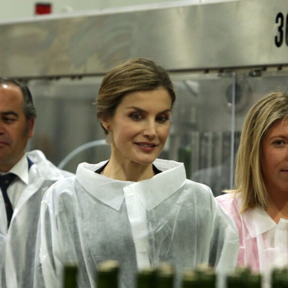 La reine Letizia et le roi Felipe VI ont visité Tomelloso et sa fameuse coopérative vinicole Virgen de las Viñas le 18 mai 2016 dans le cadre des commémorations des 400 ans de la mort de Cervantes.
Le roi Felipe et la reine Letizia visitent la coopérative " de Tomelloso" à Cludad Real le 18 mai 2016. Ensuite ils visitent le village de Tomelioso pour le 4ème centenaire de la mort de Cervantes Felipe and Letizia of Spain visit the 'Virgen de las Vinas' wine cellar during a visit to the village of Tomelloso. Spanish Royals visit the village of Tomelloso in occasion of the IV Centennary of the death of Miguel de Cervantes. May 18, 201618/05/2016 -