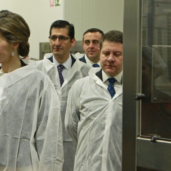 La reine Letizia et le roi Felipe VI ont visité Tomelloso et sa fameuse coopérative vinicole Virgen de las Viñas le 18 mai 2016 dans le cadre des commémorations des 400 ans de la mort de Cervantes.
Le roi Felipe et la reine Letizia visitent la coopérative " de Tomelloso" à Cludad Real le 18 mai 2016. Ensuite ils visitent le village de Tomelioso pour le 4ème centenaire de la mort de Cervantes Felipe and Letizia of Spain visit the 'Virgen de las Vinas' wine cellar during a visit to the village of Tomelloso. Spanish Royals visit the village of Tomelloso in occasion of the IV Centennary of the death of Miguel de Cervantes. May 18, 201618/05/2016 -
