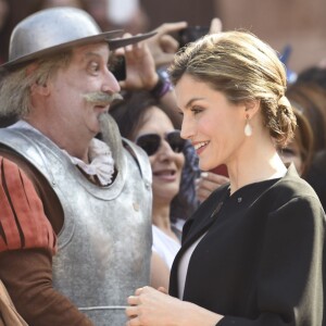 La reine Letizia d'Espagne face à un Don Quichotte et son fidèle Sancho Panza en visite à Villanueva de los Infantes en Castille-La Manche le 18 mai 2016 dans le cadre des commémorations des 400 ans de la mort de Cervantes.