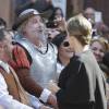 La reine Letizia d'Espagne face à un Don Quichotte et son fidèle Sancho Panza en visite à Villanueva de los Infantes en Castille-La Manche le 18 mai 2016 dans le cadre des commémorations des 400 ans de la mort de Cervantes.