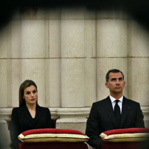 Le roi Felipe VI et la reine Letizia d'Espagne assistent à la cérémonie commémorative en hommage aux victimes du tremblement de terre en Equateur en la cathédrale La Almudena à Madrid. Le 17 mai 2016 © Jack Abuin / Zuma Press / Bestimage