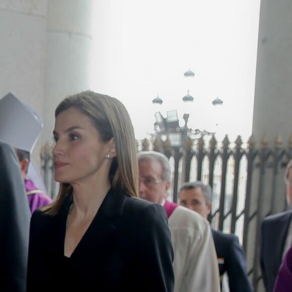 Le roi Felipe VI et la reine Letizia d'Espagne assistent à la cérémonie commémorative en hommage aux victimes du tremblement de terre en Equateur en la cathédrale La Almudena à Madrid. Le 17 mai 2016 © Jack Abuin / Zuma Press / Bestimage