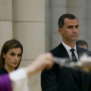 Le roi Felipe VI et la reine Letizia d'Espagne assistent à la cérémonie commémorative en hommage aux victimes du tremblement de terre en Equateur en la cathédrale La Almudena à Madrid. Le 17 mai 2016 © Jack Abuin / Zuma Press / Bestimage