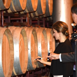 La reine Letizia et le roi Felipe ont visité Tomelloso et sa fameuse coopérative vinicole Virgen de las Viñas le 18 mai 2016 dans le cadre des commémorations des 400 ans de la mort de Cervantes.