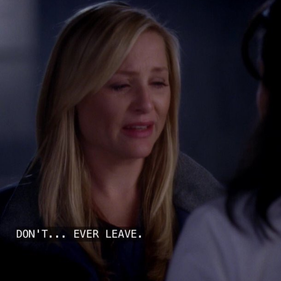 Sara Ramirez et Jessica Capshaw lors de la scène finale de la saison 12 de Grey's Anatomy