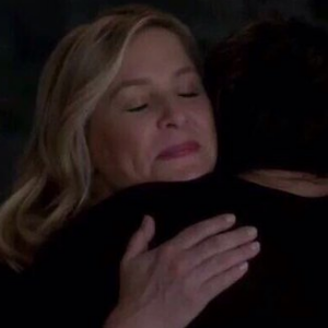Sara Ramirez et Jessica Capshaw lors de la scène finale de la saison 12 de Grey's Anatomy
