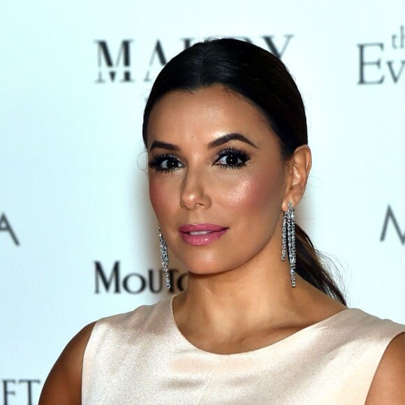 Eva Longoria lors du photocall pour le dîner du Global Gift Gala organisé dans le cadre du 69 ème Festival International du Film de Cannes sur la terrasse du Palais des Festivals à l'espace Mouton Cadet le 13 mai 2016