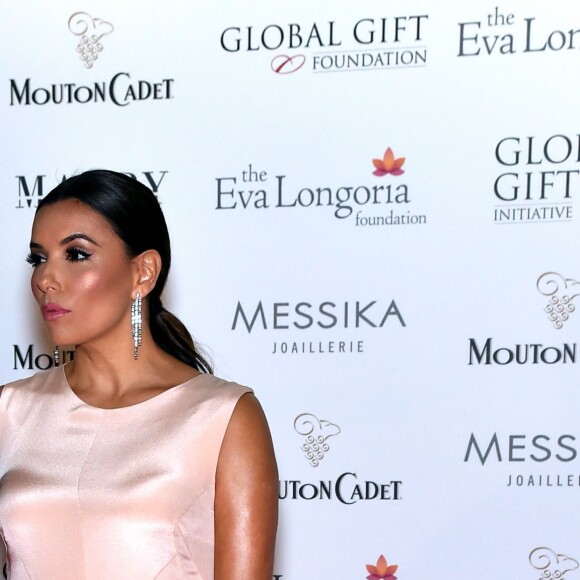 Eva Longoria lors du photocall pour le dîner du Global Gift Gala organisé dans le cadre du 69 ème Festival International du Film de Cannes sur la terrasse du Palais des Festivals à l'espace Mouton Cadet le 13 mai 2016